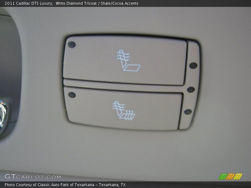 White Diamond Tricoat / Shale/Cocoa Accents 2011 Cadillac DTS Luxury