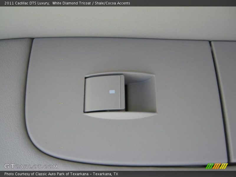 White Diamond Tricoat / Shale/Cocoa Accents 2011 Cadillac DTS Luxury