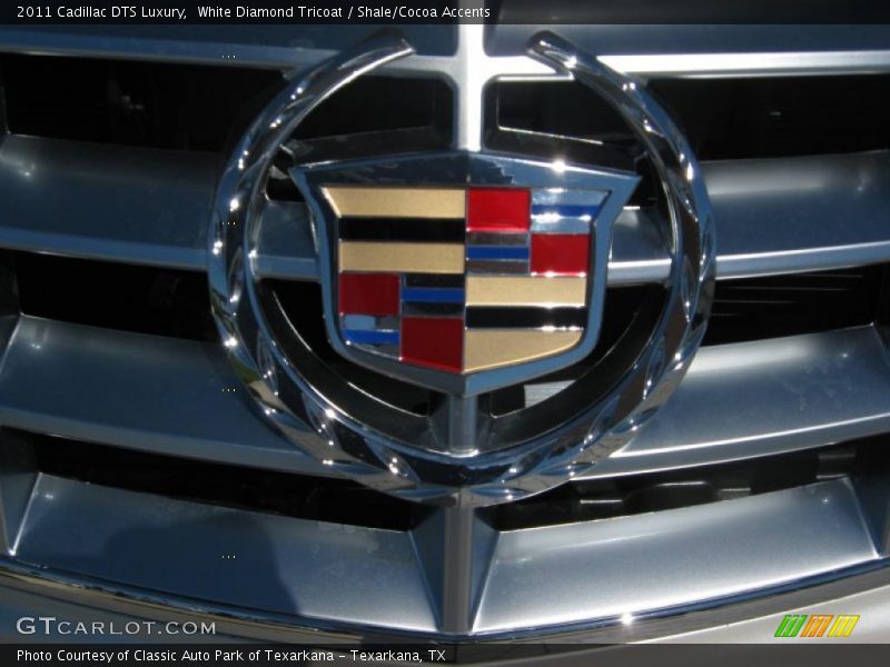 White Diamond Tricoat / Shale/Cocoa Accents 2011 Cadillac DTS Luxury