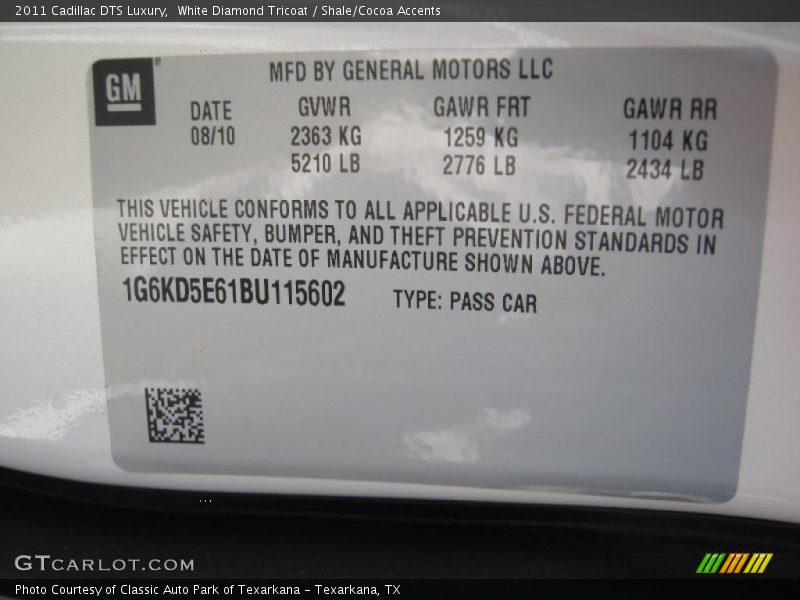 White Diamond Tricoat / Shale/Cocoa Accents 2011 Cadillac DTS Luxury