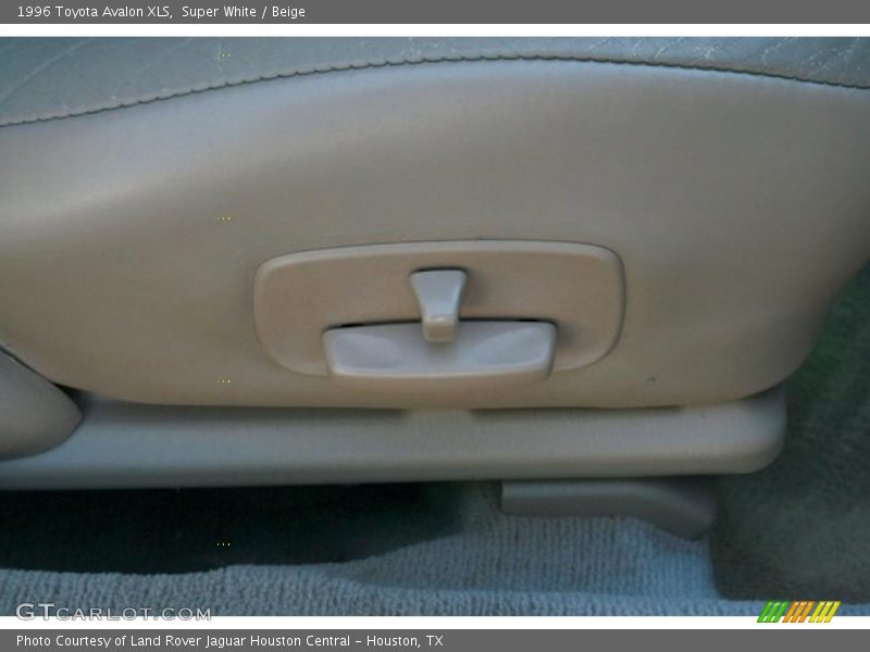 Super White / Beige 1996 Toyota Avalon XLS
