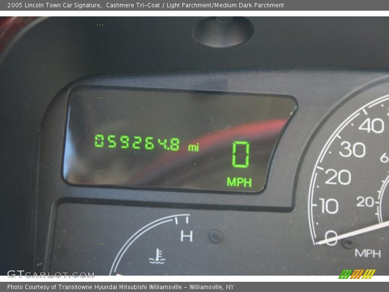 Cashmere Tri-Coat / Light Parchment/Medium Dark Parchment 2005 Lincoln Town Car Signature