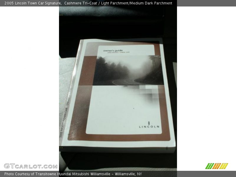 Cashmere Tri-Coat / Light Parchment/Medium Dark Parchment 2005 Lincoln Town Car Signature