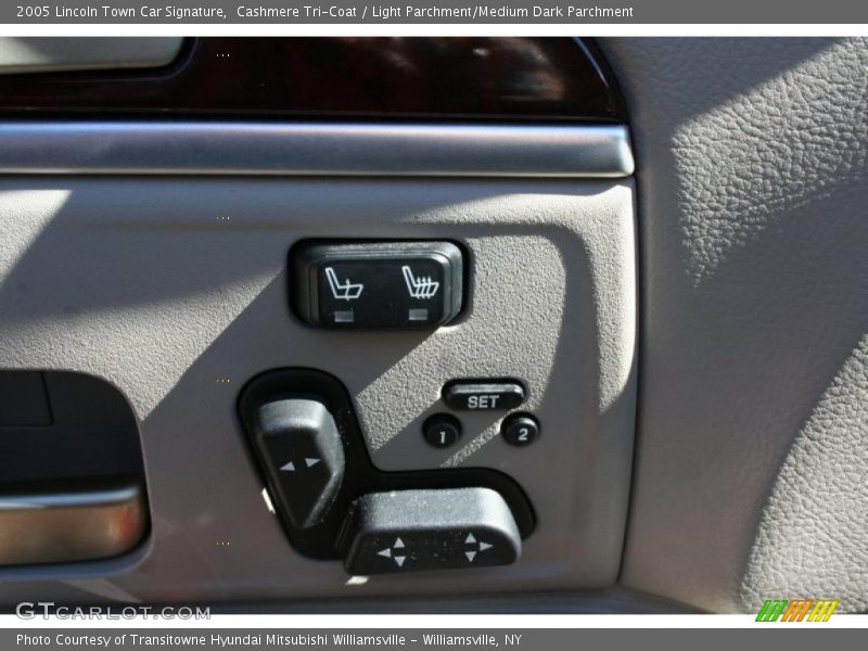 Cashmere Tri-Coat / Light Parchment/Medium Dark Parchment 2005 Lincoln Town Car Signature