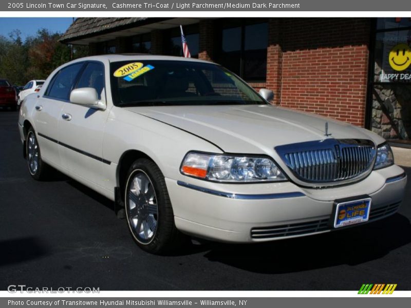 Cashmere Tri-Coat / Light Parchment/Medium Dark Parchment 2005 Lincoln Town Car Signature