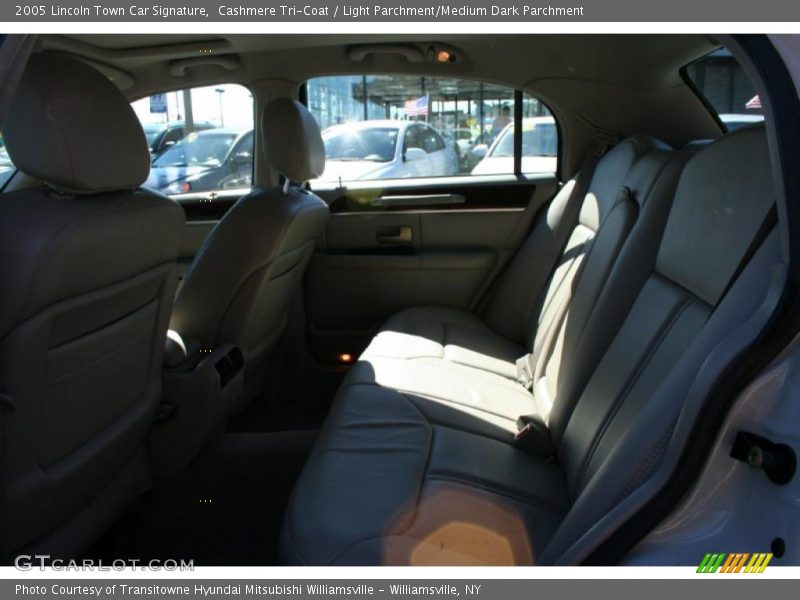 Cashmere Tri-Coat / Light Parchment/Medium Dark Parchment 2005 Lincoln Town Car Signature