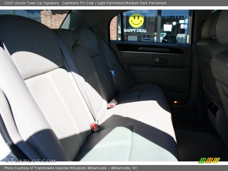 Cashmere Tri-Coat / Light Parchment/Medium Dark Parchment 2005 Lincoln Town Car Signature