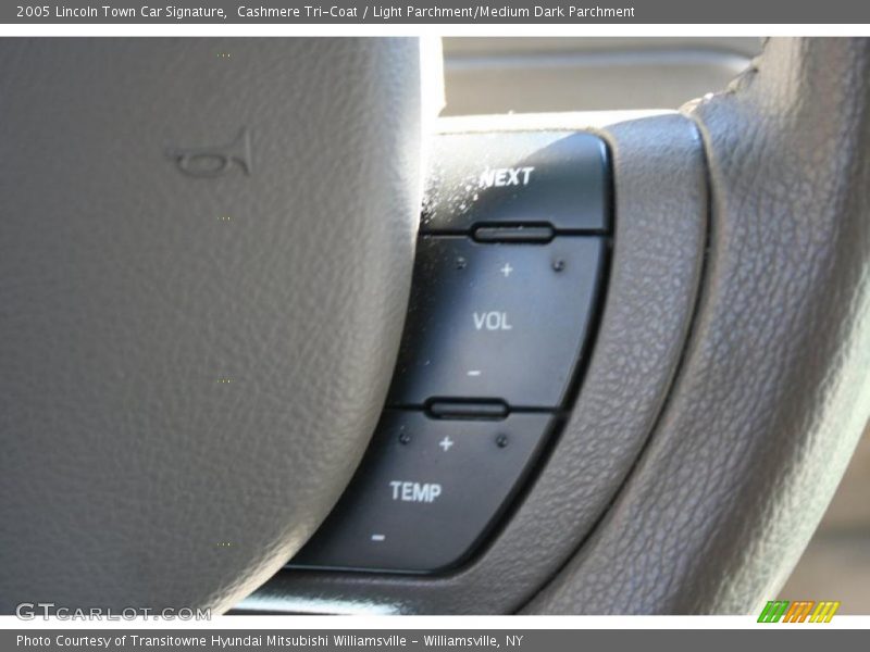 Cashmere Tri-Coat / Light Parchment/Medium Dark Parchment 2005 Lincoln Town Car Signature
