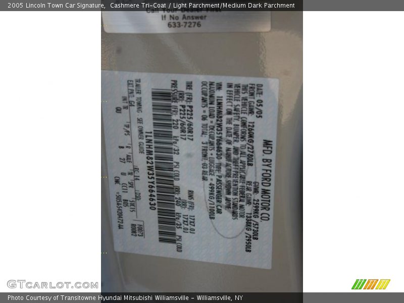 Cashmere Tri-Coat / Light Parchment/Medium Dark Parchment 2005 Lincoln Town Car Signature