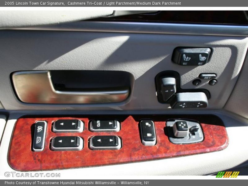 Cashmere Tri-Coat / Light Parchment/Medium Dark Parchment 2005 Lincoln Town Car Signature