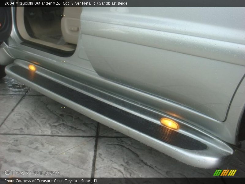 Cool Silver Metallic / Sandblast Beige 2004 Mitsubishi Outlander XLS