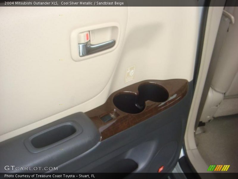 Cool Silver Metallic / Sandblast Beige 2004 Mitsubishi Outlander XLS