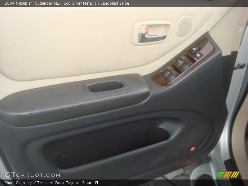 Cool Silver Metallic / Sandblast Beige 2004 Mitsubishi Outlander XLS