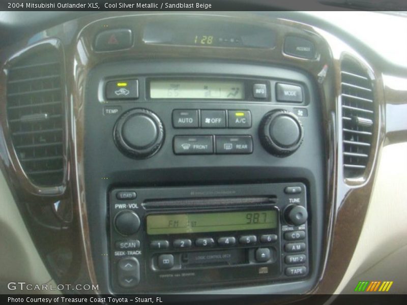 Cool Silver Metallic / Sandblast Beige 2004 Mitsubishi Outlander XLS