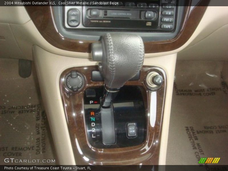 Cool Silver Metallic / Sandblast Beige 2004 Mitsubishi Outlander XLS