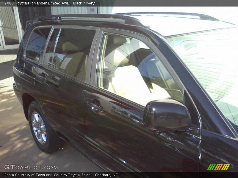 Black / Ivory 2005 Toyota Highlander Limited 4WD