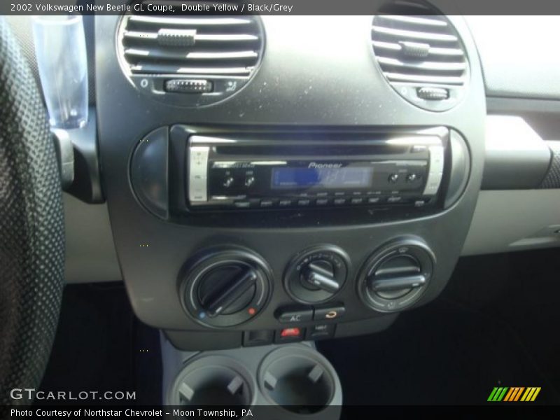 Double Yellow / Black/Grey 2002 Volkswagen New Beetle GL Coupe