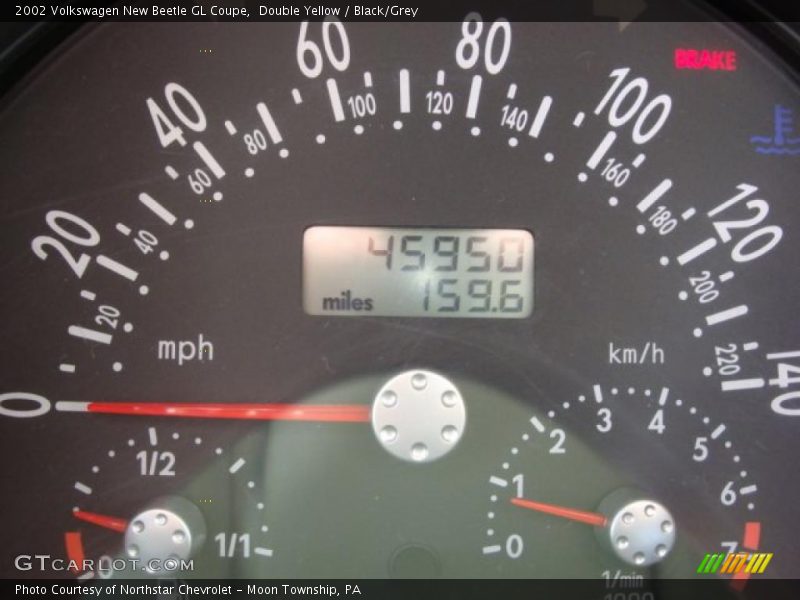 Double Yellow / Black/Grey 2002 Volkswagen New Beetle GL Coupe