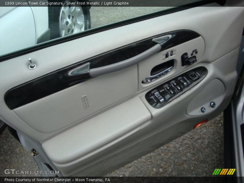 Silver Frost Metallic / Light Graphite 1999 Lincoln Town Car Signature