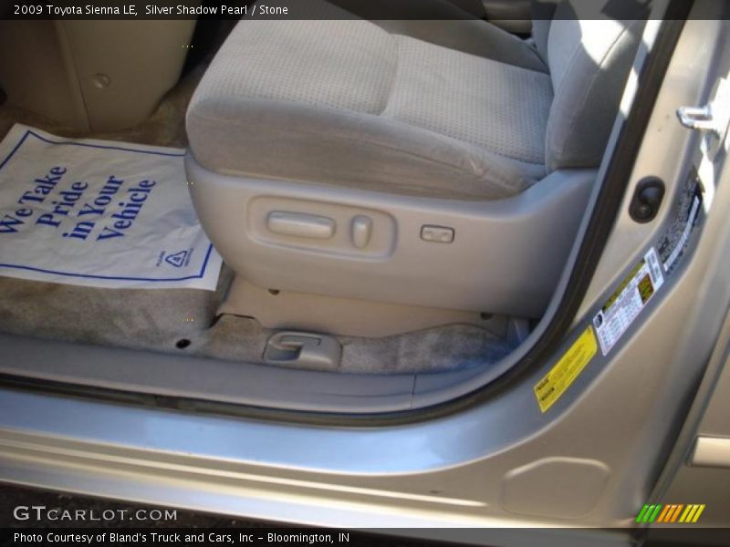 Silver Shadow Pearl / Stone 2009 Toyota Sienna LE