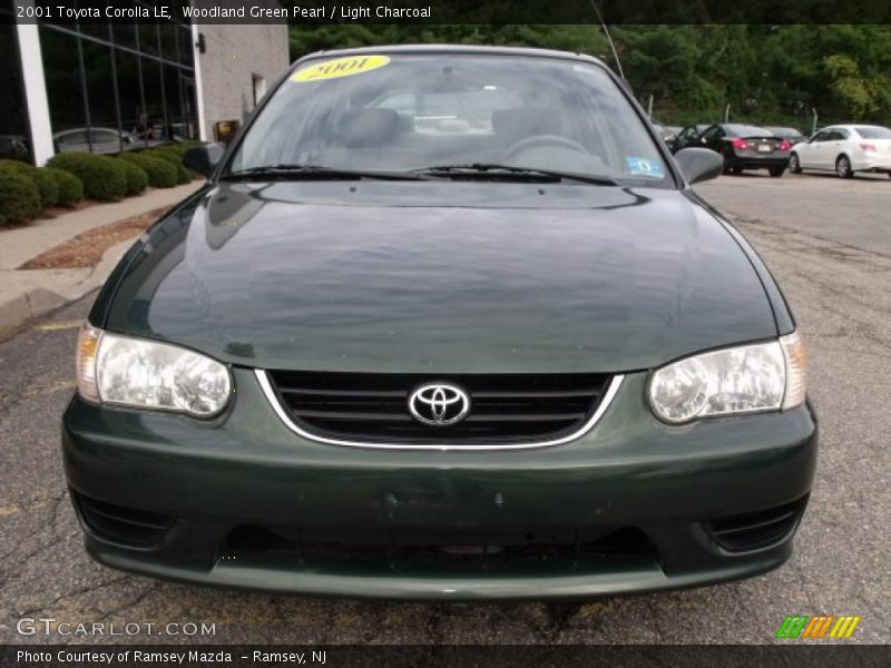 Woodland Green Pearl / Light Charcoal 2001 Toyota Corolla LE