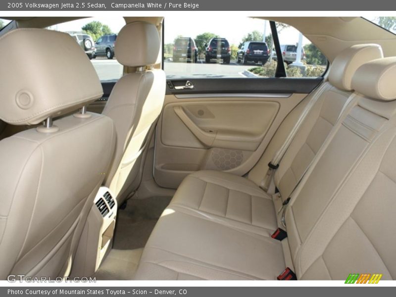 Campanella White / Pure Beige 2005 Volkswagen Jetta 2.5 Sedan