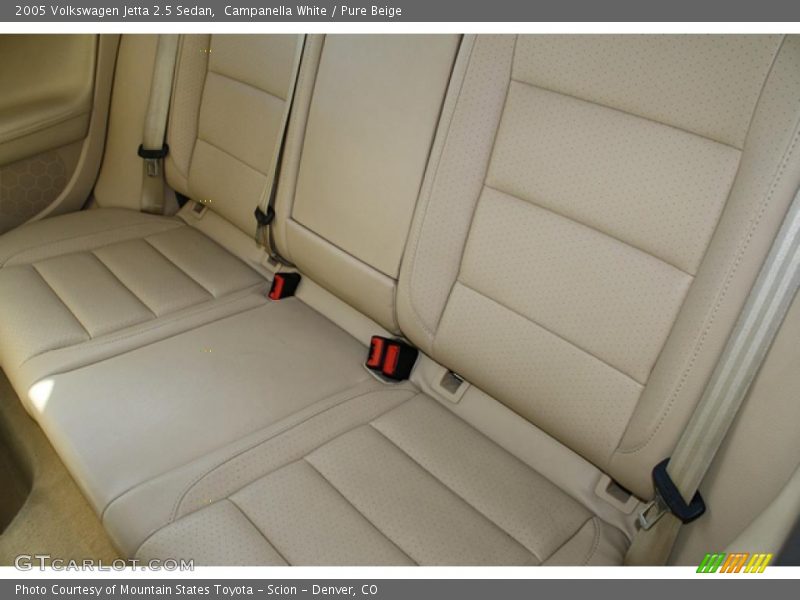 Campanella White / Pure Beige 2005 Volkswagen Jetta 2.5 Sedan