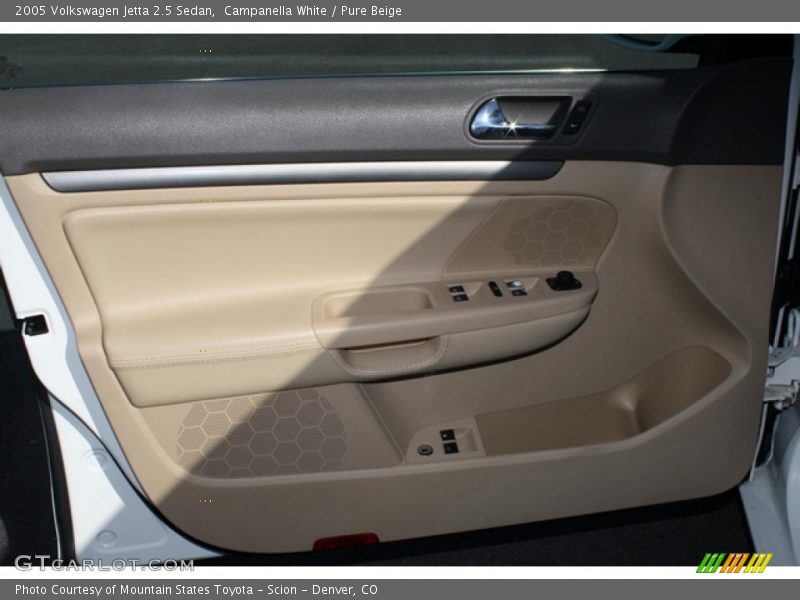 Campanella White / Pure Beige 2005 Volkswagen Jetta 2.5 Sedan