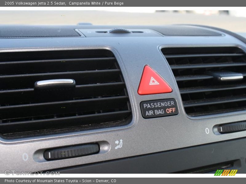 Campanella White / Pure Beige 2005 Volkswagen Jetta 2.5 Sedan