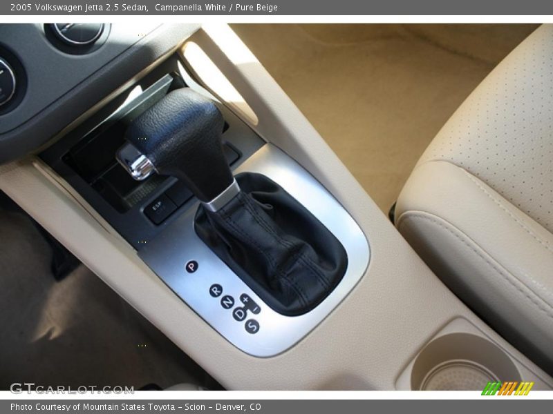 Campanella White / Pure Beige 2005 Volkswagen Jetta 2.5 Sedan