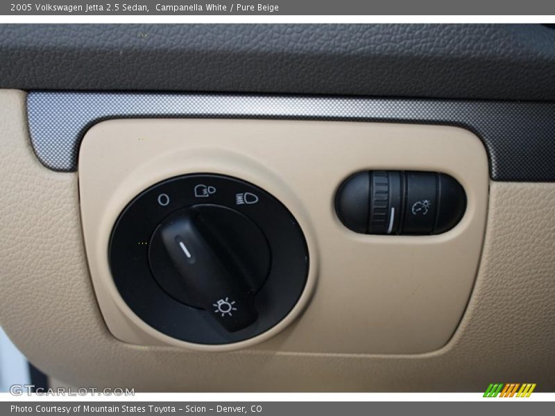 Campanella White / Pure Beige 2005 Volkswagen Jetta 2.5 Sedan