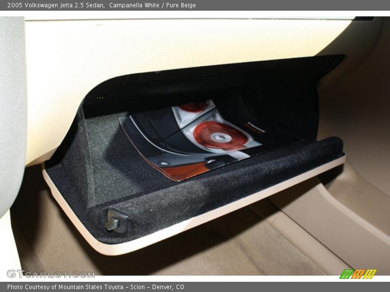 Campanella White / Pure Beige 2005 Volkswagen Jetta 2.5 Sedan