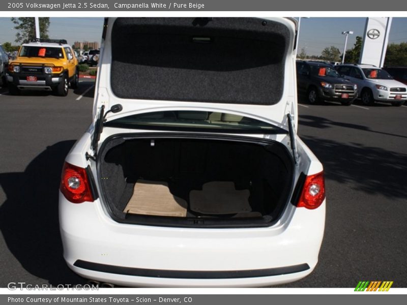Campanella White / Pure Beige 2005 Volkswagen Jetta 2.5 Sedan