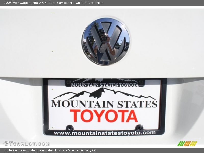 Campanella White / Pure Beige 2005 Volkswagen Jetta 2.5 Sedan