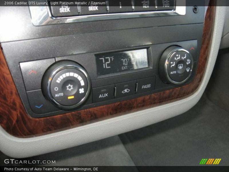 Light Platinum Metallic / Titanium 2006 Cadillac DTS Luxury