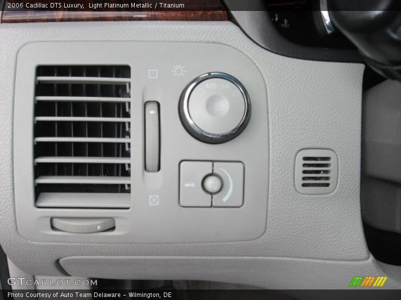 Light Platinum Metallic / Titanium 2006 Cadillac DTS Luxury