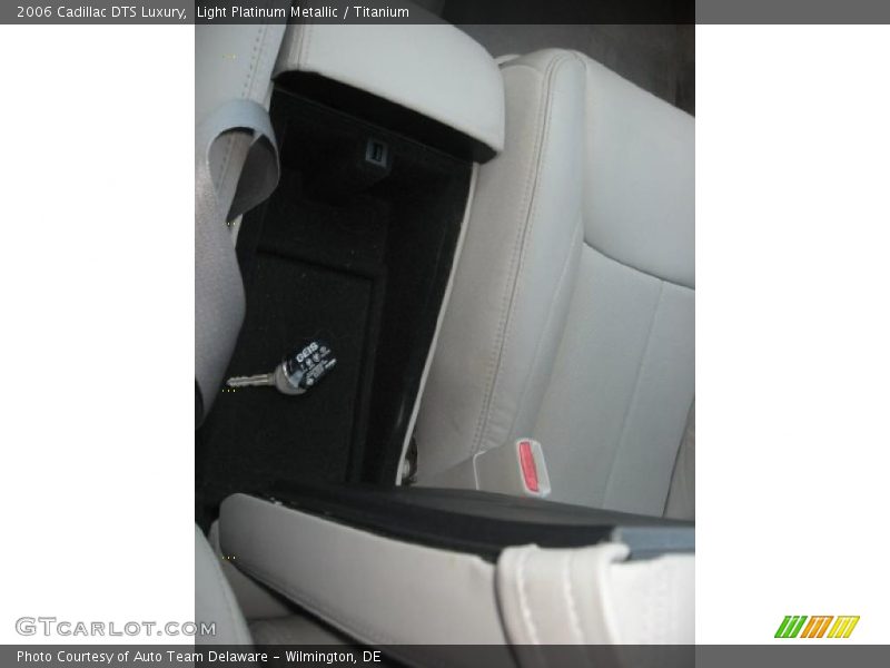 Light Platinum Metallic / Titanium 2006 Cadillac DTS Luxury