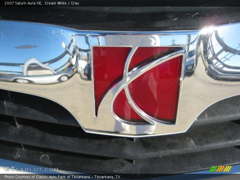 Cream White / Gray 2007 Saturn Aura XE