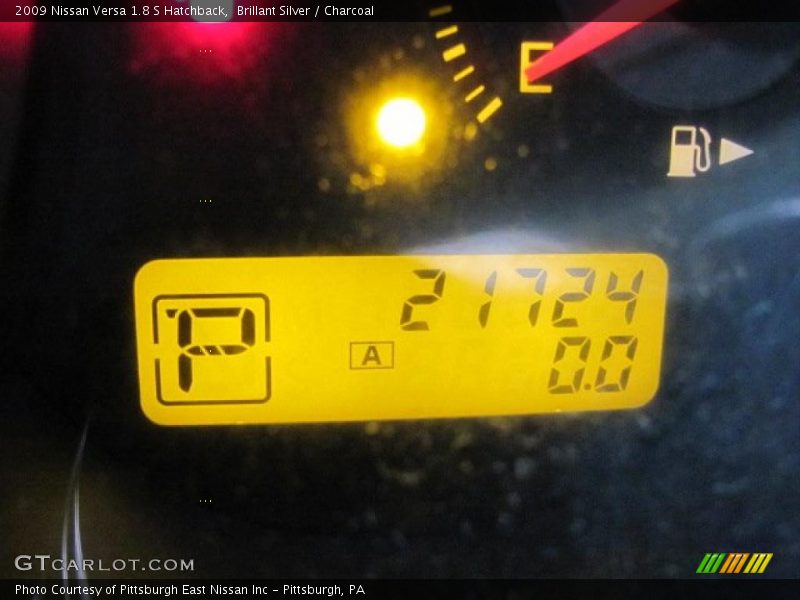 Brillant Silver / Charcoal 2009 Nissan Versa 1.8 S Hatchback