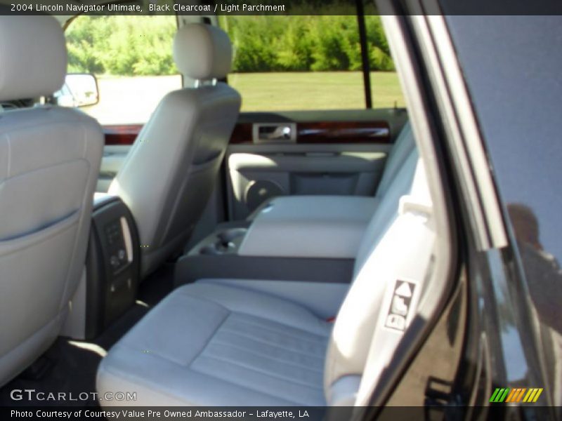 Black Clearcoat / Light Parchment 2004 Lincoln Navigator Ultimate