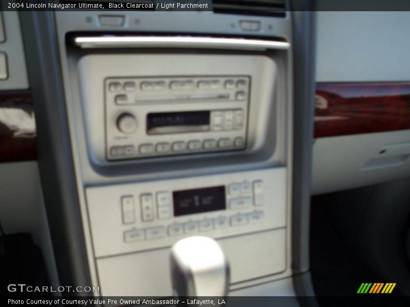 Black Clearcoat / Light Parchment 2004 Lincoln Navigator Ultimate