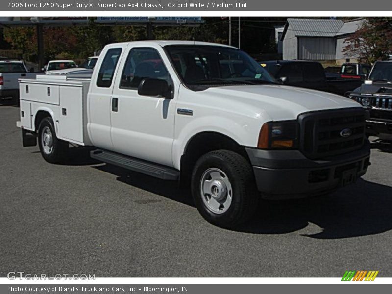 Oxford White / Medium Flint 2006 Ford F250 Super Duty XL SuperCab 4x4 Chassis