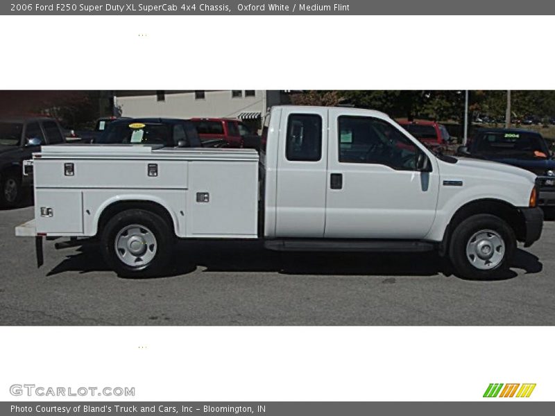 Oxford White / Medium Flint 2006 Ford F250 Super Duty XL SuperCab 4x4 Chassis