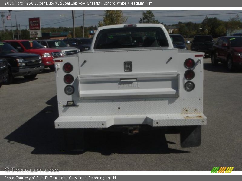 Oxford White / Medium Flint 2006 Ford F250 Super Duty XL SuperCab 4x4 Chassis
