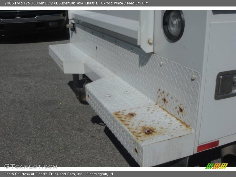Oxford White / Medium Flint 2006 Ford F250 Super Duty XL SuperCab 4x4 Chassis