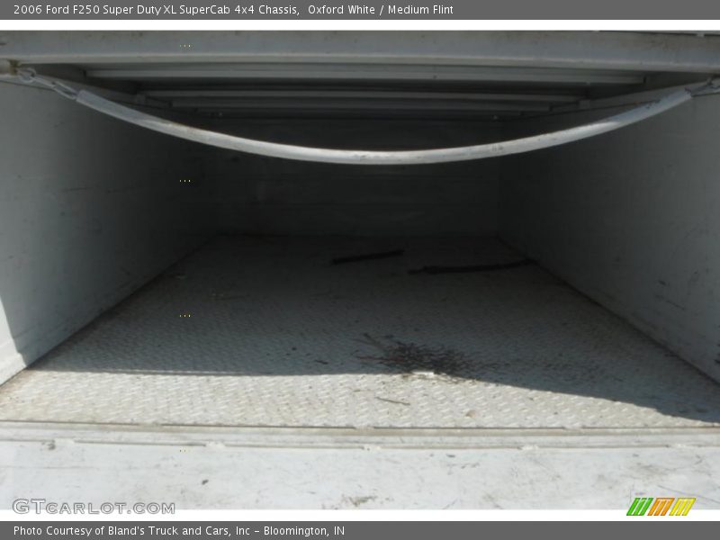 Oxford White / Medium Flint 2006 Ford F250 Super Duty XL SuperCab 4x4 Chassis