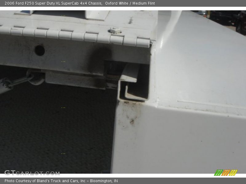 Oxford White / Medium Flint 2006 Ford F250 Super Duty XL SuperCab 4x4 Chassis