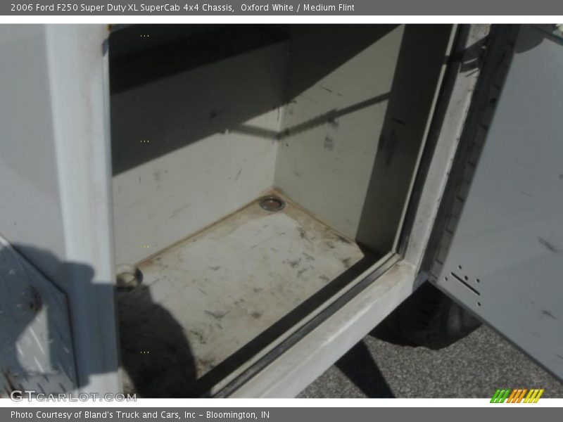 Oxford White / Medium Flint 2006 Ford F250 Super Duty XL SuperCab 4x4 Chassis