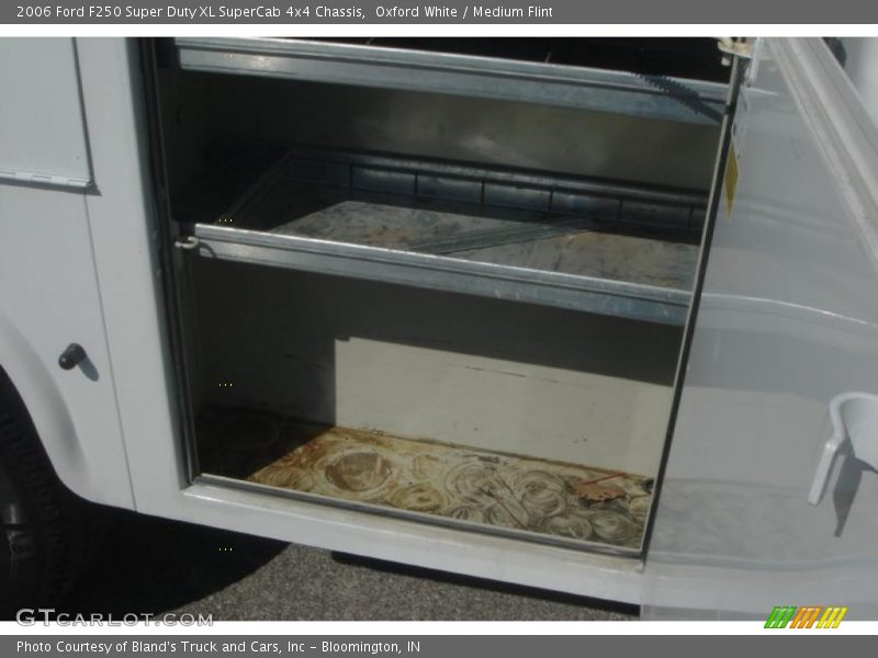 Oxford White / Medium Flint 2006 Ford F250 Super Duty XL SuperCab 4x4 Chassis
