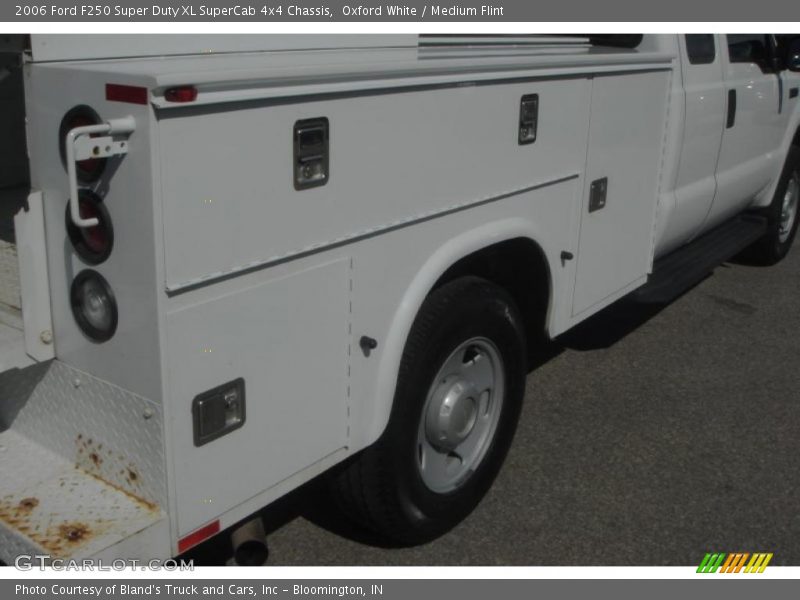 Oxford White / Medium Flint 2006 Ford F250 Super Duty XL SuperCab 4x4 Chassis